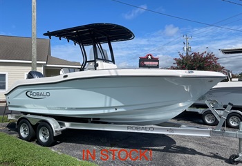 2025 Robalo R200 Ice Blue Boat